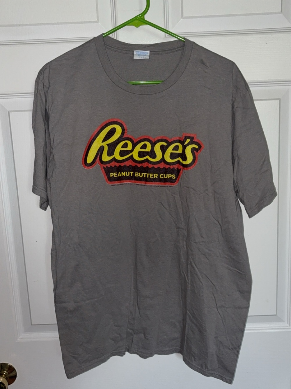 Vintage style gray Reese’s Peanut Butter Cups t-shirt unisex large .